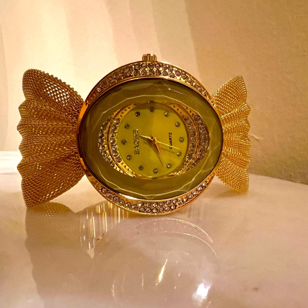 Mesh band ladies watch.